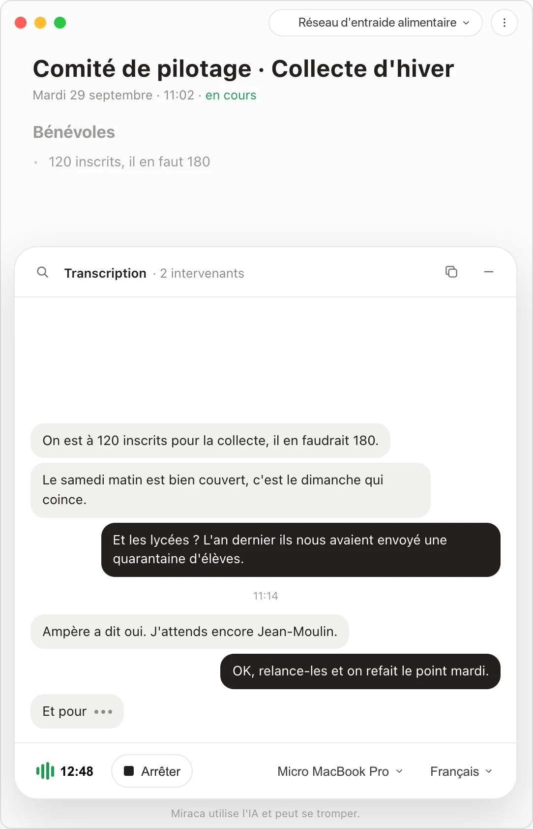 La fenêtre de réunion de Miraca pendant un enregistrement : la transcription en bulles, vos paroles d'un côté et celles des autres participants de l'autre, avec le minuteur, le bouton Arrêter, le choix du micro et de la langue.